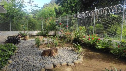 Jardín al aire libre en Hostal Rojoyale capurgana