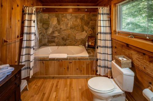 Φωτογραφία από το άλμπουμ του Cozy ‘Grey Fox’ Cabin Between Boone & Blowing Rock σε Blowing Rock