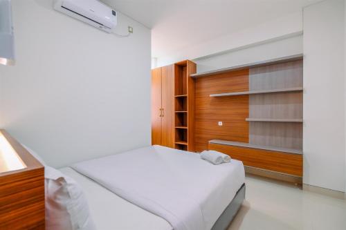Ένα ή περισσότερα κρεβάτια σε δωμάτιο στο Nice and Comfort 2BR Apartment at Transpark Cibubur By Travelio