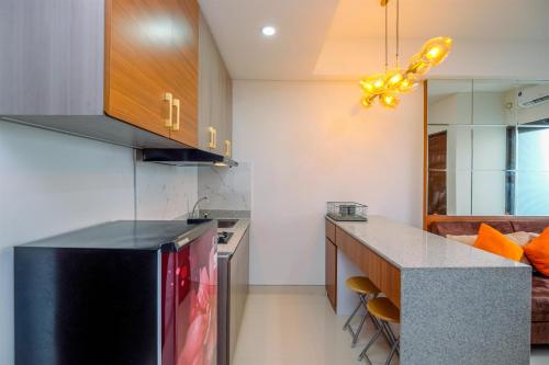 Η κουζίνα ή μικρή κουζίνα στο Nice and Comfort 2BR Apartment at Transpark Cibubur By Travelio