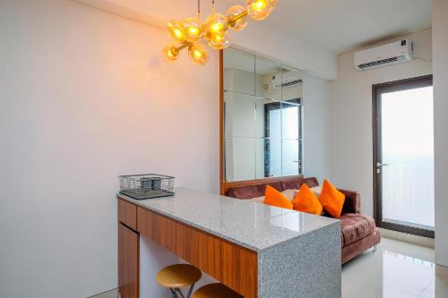 Χώρος καθιστικού στο Nice and Comfort 2BR Apartment at Transpark Cibubur By Travelio