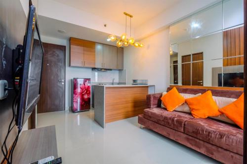 Η κουζίνα ή μικρή κουζίνα στο Nice and Comfort 2BR Apartment at Transpark Cibubur By Travelio
