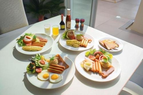 een tafel met vier borden eten en drinken bij Nakornping Boutique Hotel in Ban Saia