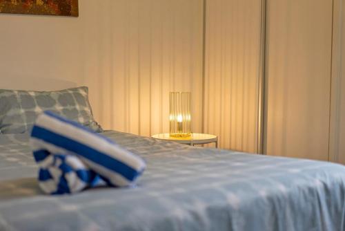 Una cama o camas en una habitación de Cosy Escape Near the Parks