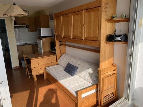- une petite cuisine avec un canapé dans l'établissement Port Camargue, Appartement 2 Pièces Climat. avec Terrasse Vue Mer - FR-1-731-127, au Grau-du-Roi