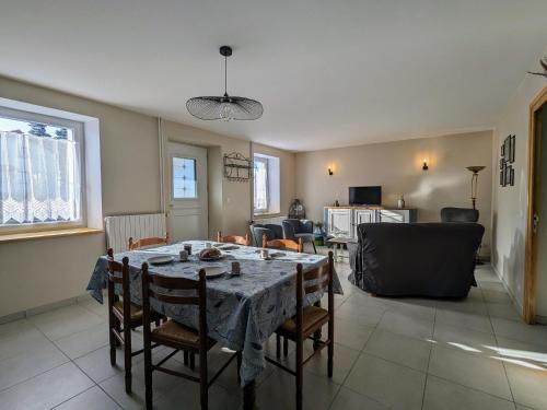 une salle à manger avec une table et des chaises dans l'établissement Gîte de Charme pour 6 personnes avec Terrasse et Wifi - FR-1-582-529, à Raucoules