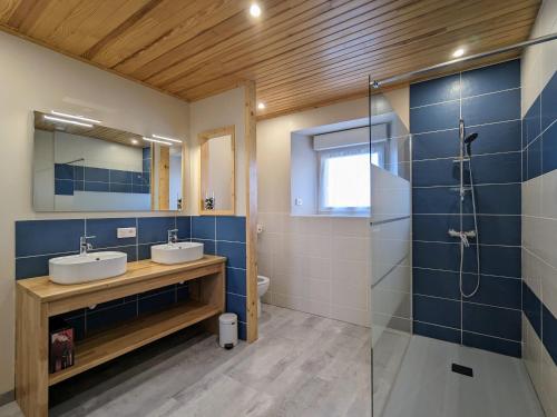 Koupelna v ubytování Gîte de Charme pour 6 personnes avec Terrasse et Wifi - FR-1-582-529