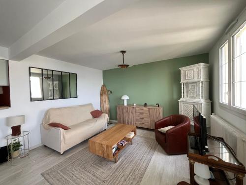 - un salon avec un canapé, une chaise et une table dans l'établissement Appartement T3 avec balcon et parking privé au port d'Arcachon - FR-1-319-591, à Arcachon