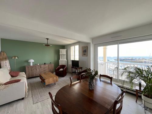 un salon avec une table et un canapé dans l'établissement Appartement T3 avec balcon et parking privé au port d'Arcachon - FR-1-319-591, à Arcachon