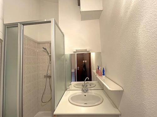 une salle de bain blanche avec un lavabo et une douche dans l'établissement Petite maison avec piscine et animaux admis - FR-1-475-146, à Saintes-Maries-de-la-Mer