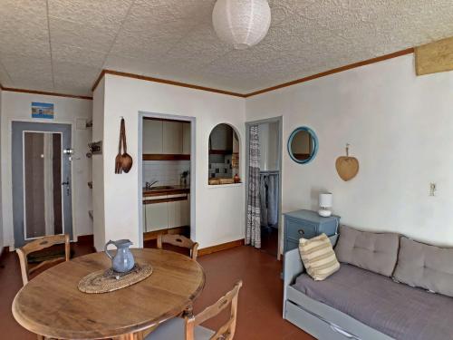 un salon avec une table et un canapé dans l'établissement Appartement climatisé pour 4 pers, animaux acceptés, Les Impériaux II - FR-1-475-148, à Saintes-Maries-de-la-Mer
