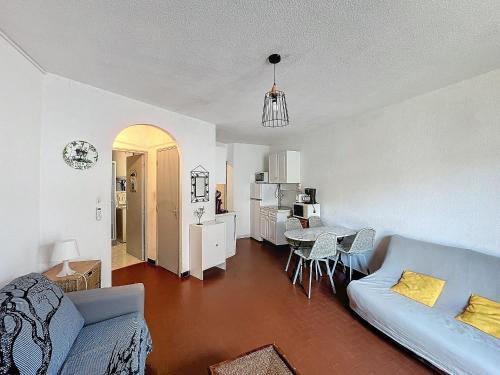 un salon avec un canapé et une table dans l'établissement Studio climatisé pour 4 pers, proche commerces - FR-1-475-151, à Saintes-Maries-de-la-Mer