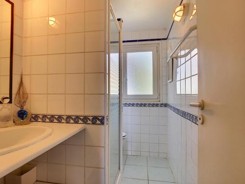 une salle de bain avec douche et lavabo dans l'établissement Appartement T4 en bord de plage avec terrasse et parking à Carnon - FR-1-715-103, à Mauguio