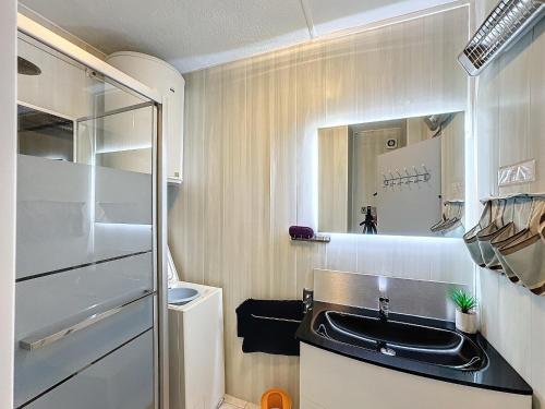 une petite cuisine avec un évier et un réfrigérateur dans l'établissement Studio climatisé pour 4 pers, proche commerces - FR-1-475-151, à Saintes-Maries-de-la-Mer