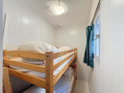 - une petite chambre avec des lits superposés dans l'établissement Studio climatisé pour 4 pers, proche commerces - FR-1-475-151, à Saintes-Maries-de-la-Mer