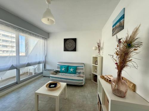 un salon avec un canapé et une table dans l'établissement Studio avec Balcon et Parking à 2 Pas de la Plage - FR-1-652-56, à Saint-Hilaire-de-Riez