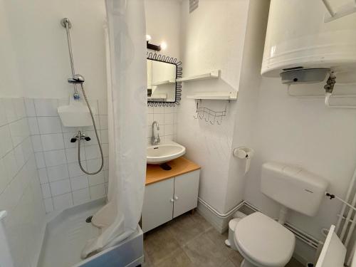 une salle de bain blanche avec des toilettes et un lavabo dans l'établissement Studio avec Balcon et Parking à 2 Pas de la Plage - FR-1-652-56, à Saint-Hilaire-de-Riez