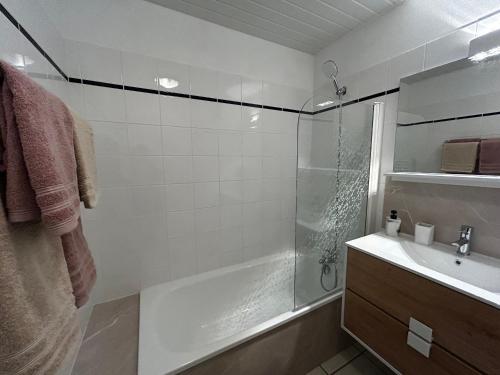 une salle de bain avec douche et lavabo dans l'établissement Luminosité et confort à 200m des Thermes! Avec WIFI, piscine et parking privé. - FR-1-541-169, à La Roche-Posay
