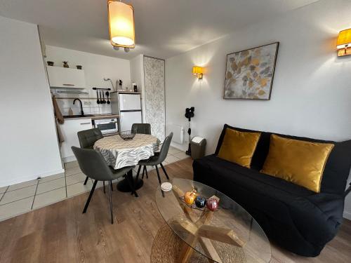 Luminosité et confort à 200m des Thermes! Avec WIFI, piscine et parking privé. - FR-1-541-169