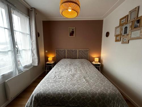 - une chambre avec un lit et deux lampes sur deux tables dans l'établissement Luminosité et confort à 200m des Thermes! Avec WIFI, piscine et parking privé. - FR-1-541-169, à La Roche-Posay