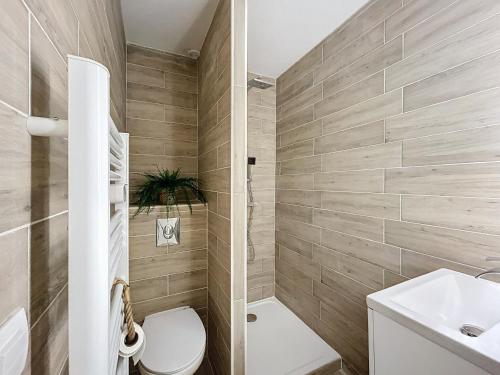 une salle de bain avec toilettes et lavabo dans l'établissement Appartement pour 4, rénové, climatisé, aux Saintes-Maries-de-la-Mer - FR-1-475-152, à Saintes-Maries-de-la-Mer