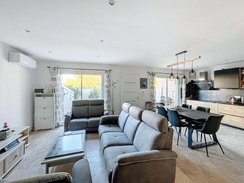 un salon avec un canapé et une table dans l'établissement Maison mitoyenne climatisée pour 6 pers. à Saintes-Maries-de-la-Mer - FR-1-475-149, à Saintes-Maries-de-la-Mer
