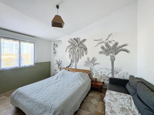 - une chambre avec un lit et des palmiers sur le mur dans l'établissement Maison mitoyenne climatisée pour 6 pers. à Saintes-Maries-de-la-Mer - FR-1-475-149, à Saintes-Maries-de-la-Mer