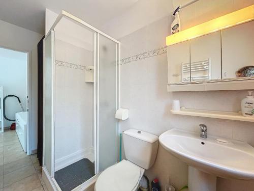 une salle de bain avec une douche, des toilettes et un lavabo dans l'établissement Appartement calme 110m² aux Saintes-Maries-de-la-Mer - FR-1-475-156, à Saintes-Maries-de-la-Mer