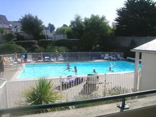 un groupe de personnes dans une piscine dans l'établissement Étel : Appt Duplex 3 Pièces 45m² - Piscine - Animaux Bienvenus - FR-1-479-216, à Étel