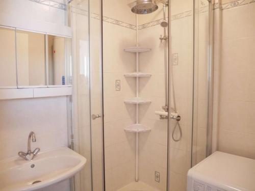 une salle de bain avec douche et lavabo dans l'établissement Étel - Appartement 3 pièces - 45 m² - Animaux acceptés - FR-1-479-217, à Étel