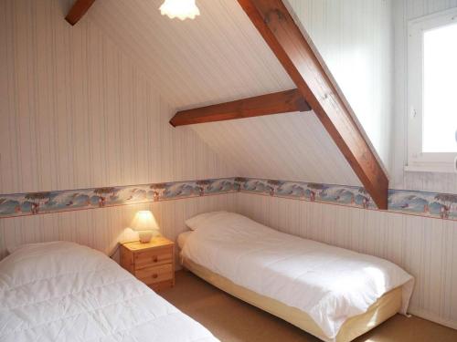 une chambre avec deux lits et une fenêtre dans l'établissement Maisonnette Erdeven 3 pièces, proche plage, parking - FR-1-479-219, à Erdeven