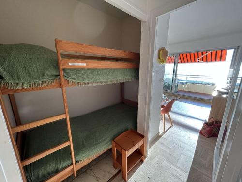 une petite pièce avec deux lits superposés dans l'établissement Studio confortable face mer avec garage privé, Saint-Hilaire-de-Riez - FR-1-224C-336, à Saint-Hilaire-de-Riez
