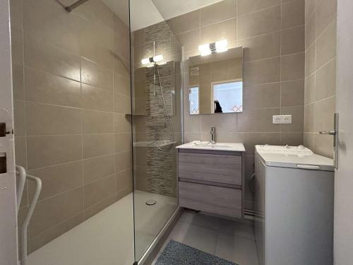 une salle de bain avec une douche, un lavabo et un miroir dans l'établissement Studio confortable face mer avec garage privé, Saint-Hilaire-de-Riez - FR-1-224C-336, à Saint-Hilaire-de-Riez