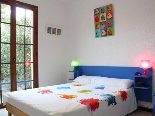 - une chambre avec un lit et une couverture colorée dans l'établissement Maison T4, 8 pers, proche plage, terrasse - FR-1-229C-103, à Port-la-Nouvelle