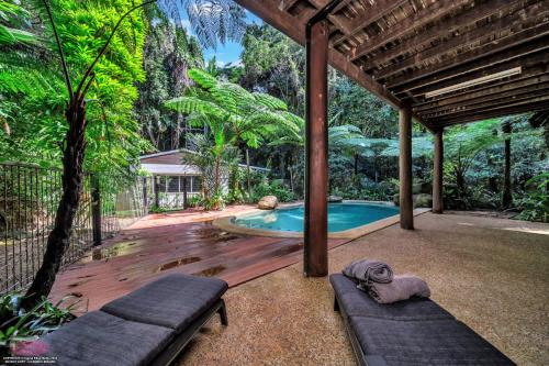 Kurrimine BeachFern House的庭院中间的游泳池