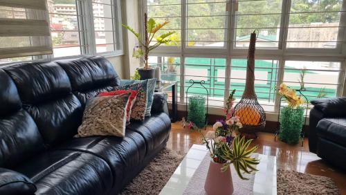 Χώρος καθιστικού στο Baguio Brentwood Villas and Cafe
