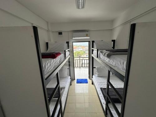 Phuket Hostel at Rawaiにあるベッド
