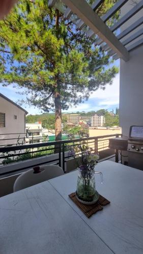 Μπαλκόνι ή βεράντα στο Baguio Brentwood Villas and Cafe
