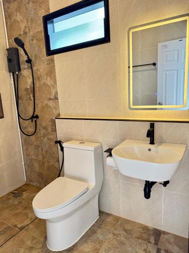 a bathroom with a toilet and a sink and a mirror at แคมป์คาฟ จันทบุรี ( Kamp Kaff) in Ban Khlong Som (1)