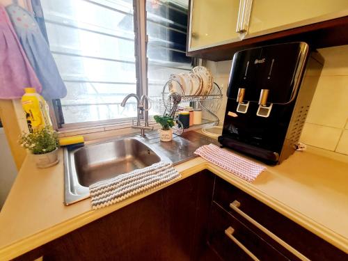 un bancone da cucina con lavello e microonde di Tiara 3 Room SJMC INTI Uni Nu Empire SS16 Subang Jaya Sunway Pyramid Lagoon Sunway Hospital a Subang Jaya