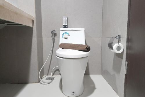 Beran-kidulCozy Studio Room at Patraland Amarta Apartment By Travelio的浴室设有卫生间,配有毛巾