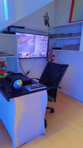 a desk with a laptop and a fish tank at Sunset Roof in Margate