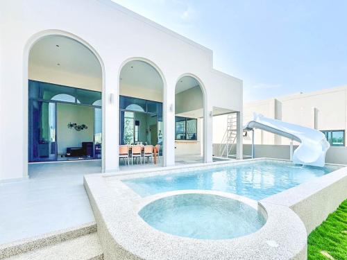 Bazén v ubytování Baan Cher Pool Villa Cha-am - บ้านเฌอพูลวิลล่า ชะอำ nebo v jeho okolí