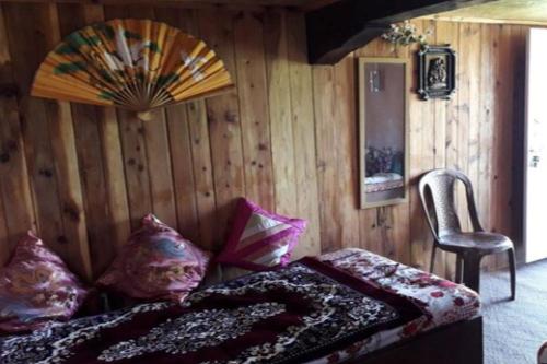 DentamChaayatal Heritage Home by StayApart的房间里有一张床和一把椅子的卧室