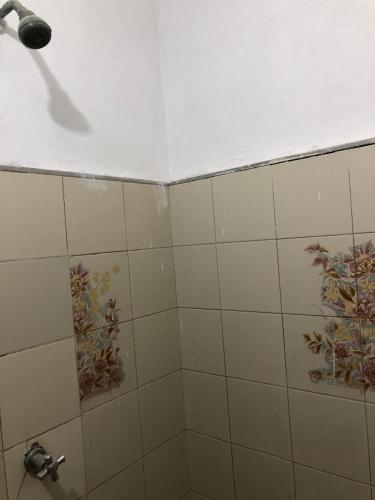 a bathroom with a shower with tiled walls at Apartamento cerca a Parque de Bello Antioquia in Bello