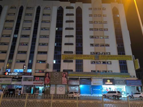 アジュマーンにあるPartition for familyの夜間の大きな建物