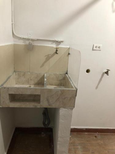 a stone sink in a room with a mirror at Apartamento cerca a Parque de Bello Antioquia in Bello