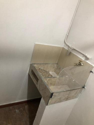 a box with a sink in a room at Apartamento cerca a Parque de Bello Antioquia in Bello