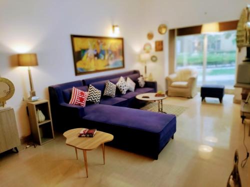 Posezení v ubytování Studio Apartment with Green Lawn