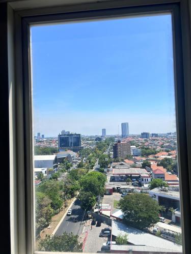 Pemandangan umum bagi Surabaya atau pemandangan bandar yang diambil dari hotel